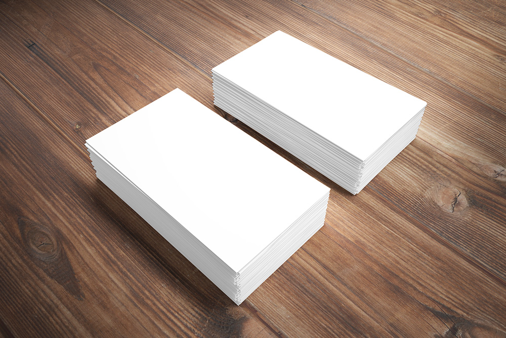 07-business-card-photoshop-mockup-wood-desk