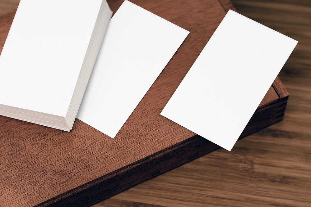 09-business-cards-on-table-mockup
