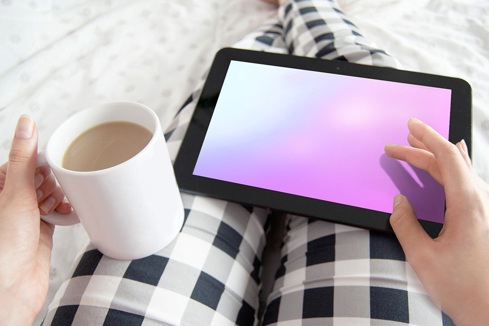 10-woman-browsing-tablet-mockup