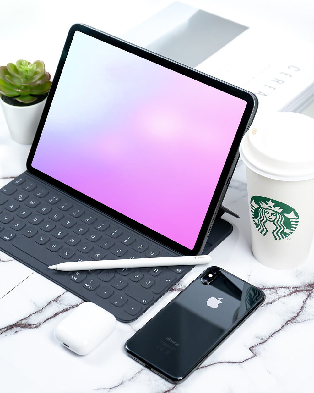 20-ipad-pro-on-desk-mockup