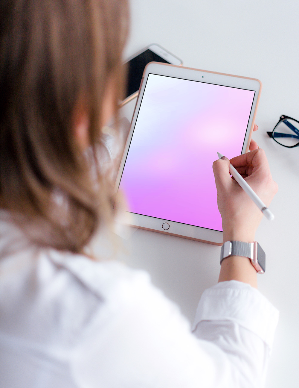 22-woman-ipad-business-mockup